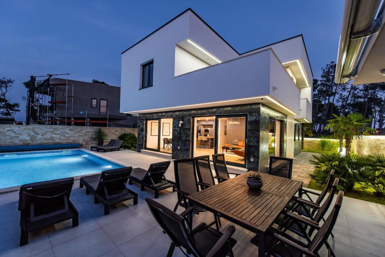 Ela Villa *